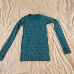 Lululemon Long-sleeve crew with thumb holes Sz 4